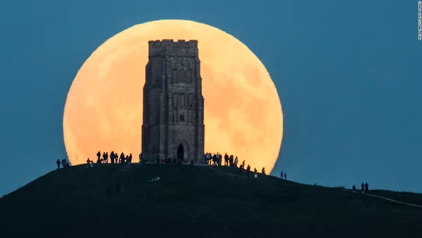 Trăng mọc ở Glastonbury Tor, Anh.