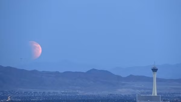 “Siêu trăng” bị che khuất một phần ở Las Vegas, Mỹ.