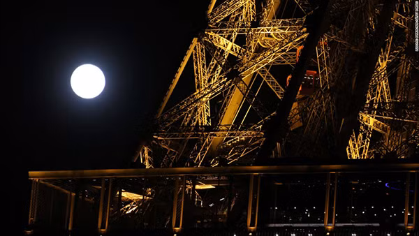 “Siêu trăng” xuất hiện phía sau tháp Eiffel ở Paris.