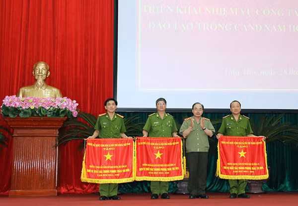 Thứ trưởng Bùi Quang Bền trao Cờ thi đua của Chính phủ cho 3 đơn vị nhà trường CAND.