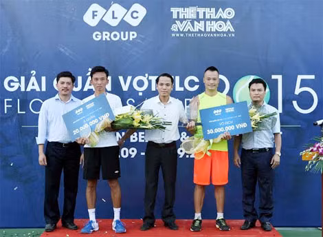 Đại diện Ban Tổ chức trao thưởng cho Thành Trung và Anh Khoa.