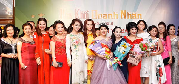 Giám khảo Mai Thu Huyền và thí sinh.