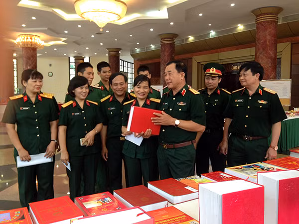 Thượng tướng Mai Quang Phấn và các tác giả đạt giải cao tham quan Triển lãm bài dự thi tìm hiểu Hiến pháp 2013.