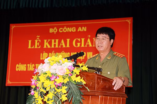 Thứ trưởng Bùi Văn Nam phát biểu chỉ đạo tại lễ khai giảng Lớp bồi dưỡng nghiệp vụ công tác Tham mưu CAND năm 2015.