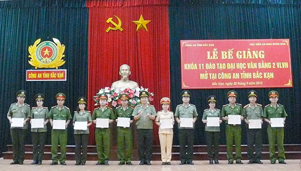 Đồng chí Lê Minh Hùng – Phó Giám đốc Học viện An ninh nhân dân trao Bằng tốt nghiệp cho các học viên.