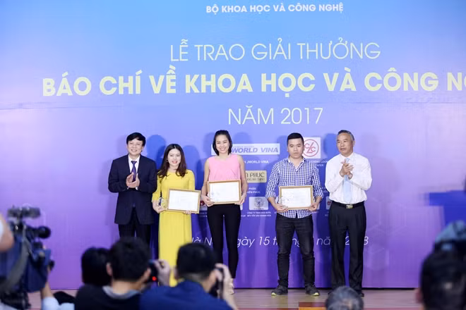 Nhà báo Nguyễn Hà Ly (đứng giữa) được trao giải nhì thể loại báo in