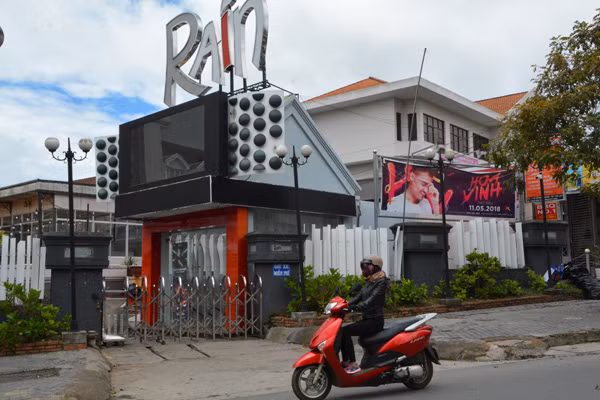 Quán bar Rain được cho là hoạt động như vũ trường. Quán bar Rain được cho là hoạt động như vũ trường.