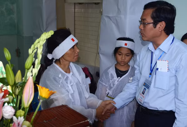 Thứ trưởng Bộ GD&ĐT Nguyễn Văn Phúc đến viếng, chia buồn với gia đình thầy giáo Phạm Quốc Tuấn.