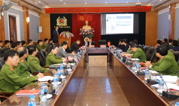 Thứ trưởng Nguyễn Văn Thành trình bày khi trao đổi.