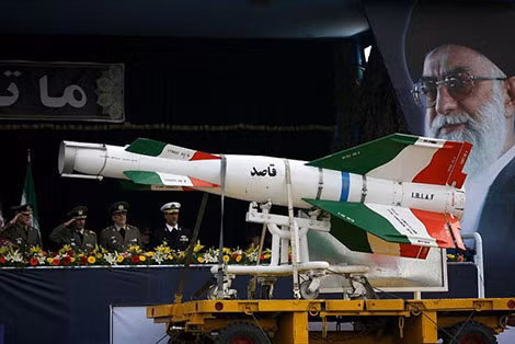 Tên lửa do Iran sản xuất trong một cuộc phô diễn sức mạnh quân sự. Ảnh: Newsweek.
