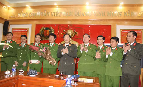 Thiếu tướng Trịnh Xuyên, Giám đốc Công an tỉnh Thanh Hóa khen thưởng các thành viên Ban Chuyên án vì thành tích điều tra, khám phá nhanh vụ án.