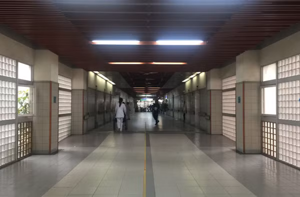 Hành lang bệnh viện chỉ có lác đác một vài y bác sỹ và người bệnh, người nhà người bệnh.