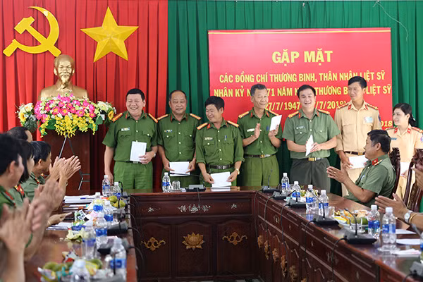 Đại diện Công an tỉnh trao quà cho các đồng chí thương binh, thân nhân liệt sỹ, người có công với cách mạng đang công tác tại công an tỉnh