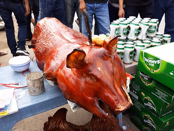 Tài xế mang heo quay đến trạm BOT Sóc Trăng để cúng.