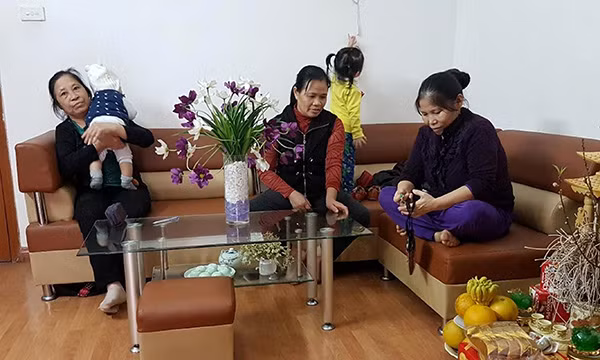 Việc tìm các ôsin có kỹ năng chăm trẻ, yêu trẻ là điều không đơn giản với nhiều gia đình.