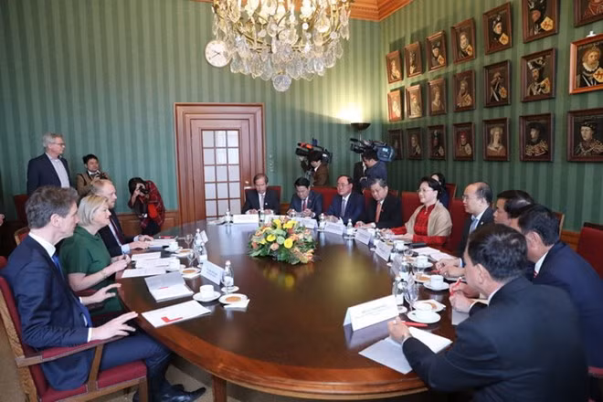 Chủ tịch Quốc hội Nguyễn Thị Kim Ngân hội đàm Chủ tịch Thượng viện Vương quốc Hà Lan Ankie Broekers-Knol. Chủ tịch Quốc hội Nguyễn Thị Kim Ngân hội đàm Chủ tịch Thượng viện Vương quốc Hà Lan Ankie Broekers-Knol.