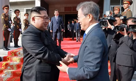 Nhà lãnh đạo Triều Tiên Kim Jong-un và Tổng thống Hàn Quốc Moon Jae-in trong cuộc gặp diễn ra ngày 26-5 tại Panmumjom. Ảnh: Yonhap.