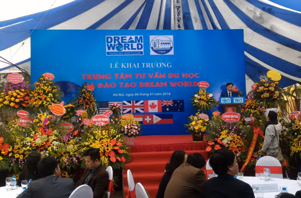 Lễ khai trương Trung tâm tư vấn Du học và Đào tạo Dream World.