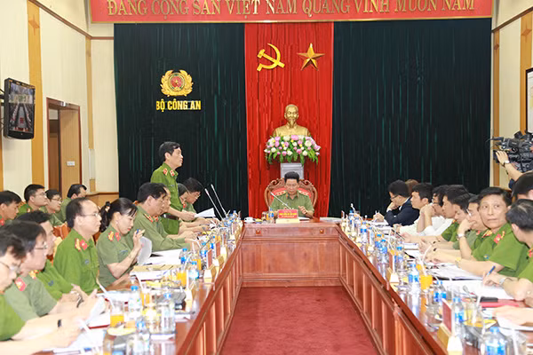Thiếu tướng Đoàn Việt Mạnh, Cục trưởng Cục Cảnh sát PCCC và CNCH báo cáo công tác triển khai kiểm tra.