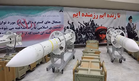 Iran trưng bày vũ khí mới do nước này sản xuất. Ảnh: Washington Times.