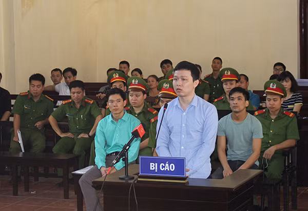 Bị cáo Sơn trả lời nội dung xét hỏi tại phiên tòa trong ngày 17-5.