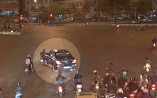Lái xe ôtô đâm vào xe môtô ngay trước mũi xe mình, sau đó cuốn cả người lái xe môtô và phương tiện vào gầm rồi kéo lê đi. Ảnh cắt ra từ clip.