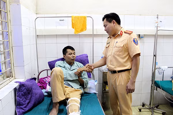 Lãnh đạo Phòng CSGT Công an tỉnh Điện Biên động viên Trung úy Cà Văn Mạnh.