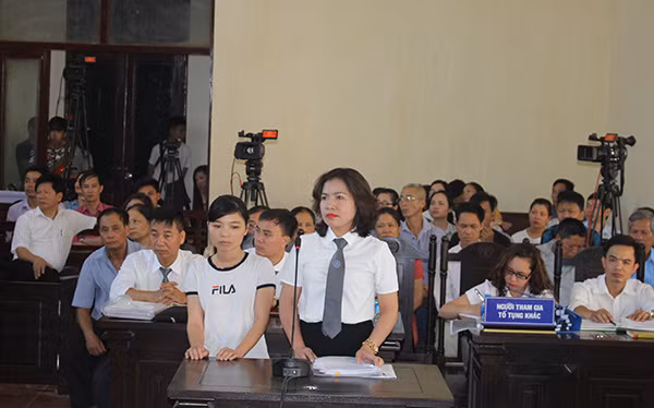 Đại diện Công ty Thiên Sơn và đại diện cho Công ty Trâm Anh (bên trái) trả lời nội dung chất vấn của luật sư tại phòng xét xử.