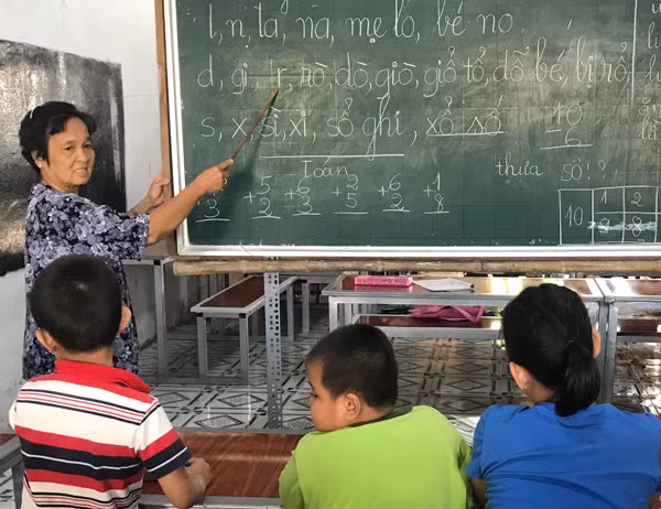Cô Son dạy học trẻ em nghèo ở địa phương.