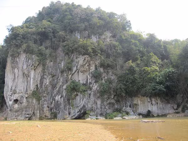 Vách đá trắng núi Su Lú.