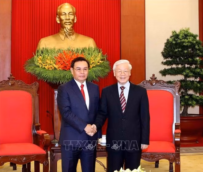 Tổng Bí thư Nguyễn Phú Trọng tiếp Đoàn đại biểu Ủy ban Trung ương Mặt trận Lào Xây dựng đất nước do đồng chí Saysomphone Phomvihane, Ủy viên Bộ Chính trị, Chủ tịch Ủy ban Trung ương Mặt trận Lào Xây dựng đất nước dẫn đầu.