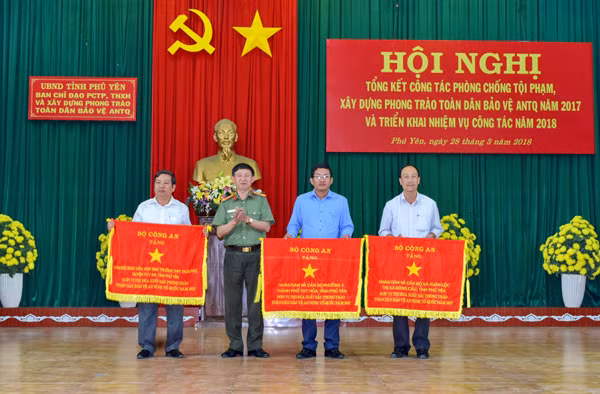 Lãnh đạo Cục V28 trao cờ thi đua của Bộ Công an cho các đơn vị, địa phương.