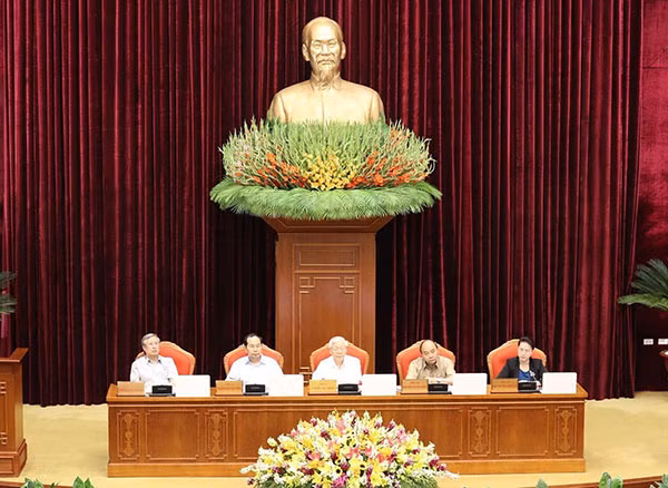 Các đồng chí lãnh đạo Đảng, Nhà nước chủ trì Phiên thảo luận về Đề án cải cách chính sách tiền lương. Ảnh: TTXVN.