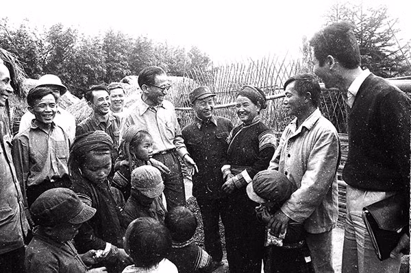 Đại tá Giàng Páo Ly (người đội mũ) tháp tùng Thứ trưởng Bộ Nội vụ Trần Đông (thứ năm từ phải sang) trong chuyến công tác tại Lai Châu. Ảnh: TL.