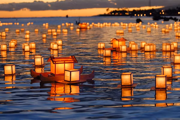 Vào đêm cuối của lễ hội Obon, người Nhật sẽ thả những chiếc đèn nổi trên sông, hồ, bờ biển để hướng dẫn linh hồn người quá cố trở về cõi âm. Ảnh: Asian Travel.