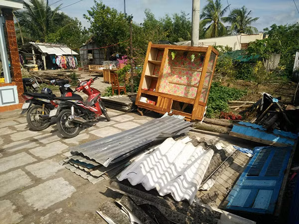 Một hộ dân ở huyện Phước Long (Bạc Liêu) bị lốc xoáy giật sập nhà.
