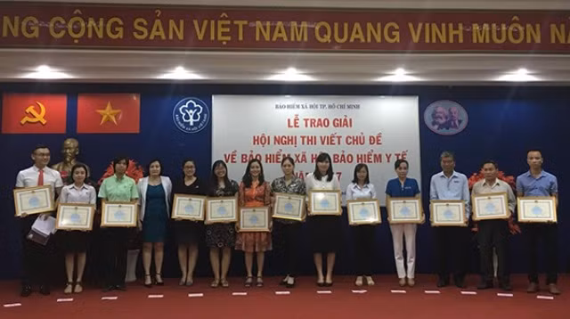Ban tổ chức cuộc thi trao giải cho các tập thể, cá nhân đạt giải cao.