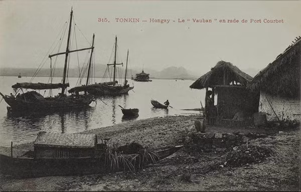 Khu vực gần quân cảng Port Courbet bên bờ vịnh Cửa Lục, Hòn Gai.