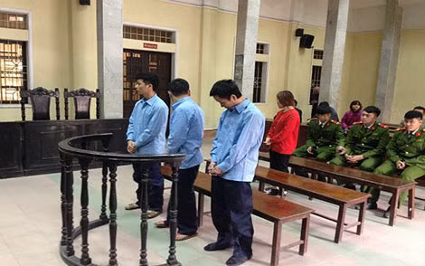 Nguyễn Mậu Chiến và các đồng phạm tại phiên xử sơ thẩm.