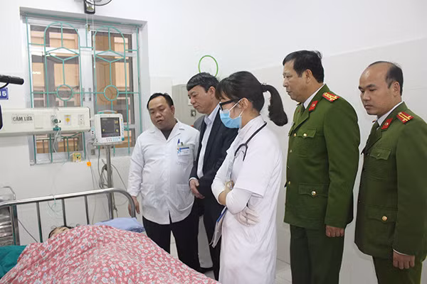 Chủ tịch UBND tỉnh thăm và hỗ trợ gia đình bị hại trong vụ án mạng xảy ra tại Bảo Lạc.