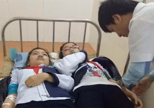 Các cháu học sinh bị ngộ độc khói phải cấp cứu.