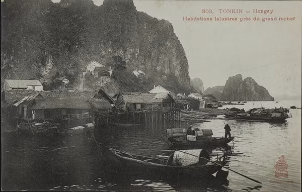 Làng chài bên bờ vịnh Hạ Long.