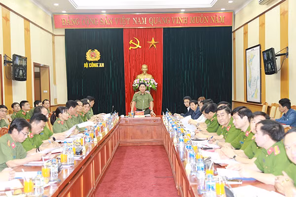 Thứ trưởng Bùi Văn Thành phát biểu kết luận buổi làm việc.