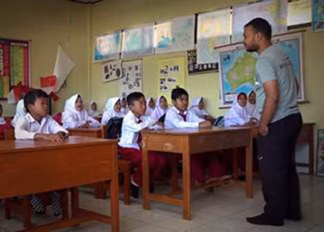 Ade Imansyah nói chuyện với trẻ em Java.