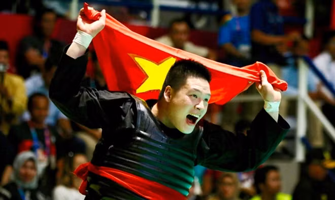 Võ sỹ Nguyễn Văn Trí (trái) đăng quang tại ASIAD 2018.