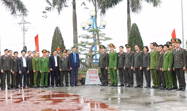Đoàn các đồng chí lãnh đạo Công an tỉnh Hà Nam trao tặng cây tại Khu lưu niệm Chủ tịch Hồ Chí Minh (tại thôn Cát Tường, xã An Mỹ, huyện Bình Lục, Hà Nam).