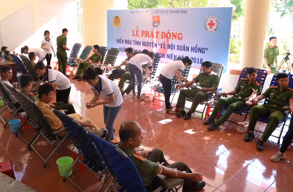 Tuổi trẻ Công an tỉnh tích cực tham gia hiến máu cứu người.