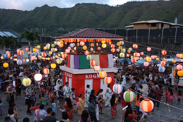 Cách gọi Obon hay Bon là cách nói tắt của chữ Urabon'e (Vu Lan Bồn Hội). Ngày lễ này được tổ chức vào 15-8 Dương Lịch chứ không phải ngày rằm tháng Bảy như các quốc gia khác. Ảnh: Harro pretty.