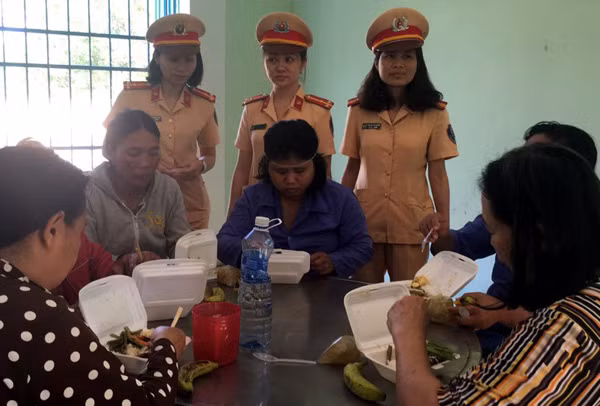 Các hội viên phụ nữ CSGT tham gia nấu cháo tình thương giúp đỡ bệnh nhân nghèo.