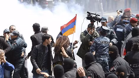 Cảnh sát Armenia ngăn chặn người biểu tình quá khích. Ảnh: Euronews.